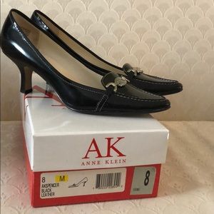 Anne Klein Black Leather pumps